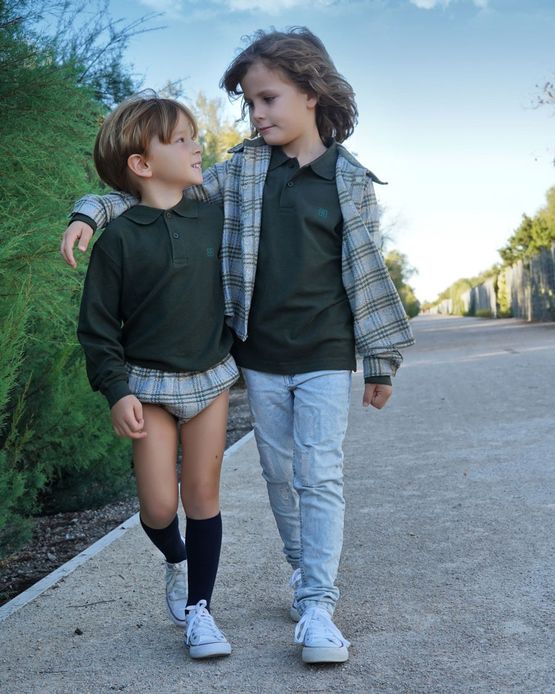 ropa infantil premium con dos niños caminando